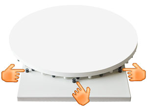 Нижние выступы расположены в нескольких местах поворотного стола - вы можете вращать диск как правой, так и левой рукой, находясь с любой стороны от камеры